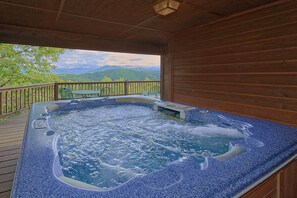 Outdoor spa tub - Eagle's Nest Cabin Rental (Wears Valley)
