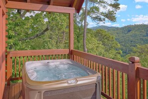 Outdoor spa tub - Million Dollar View Cabin Rental (Pigeon Forge)