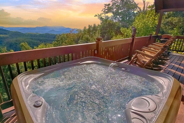 Outdoor spa tub - Million Dollar View Cabin Rental (Pigeon Forge)