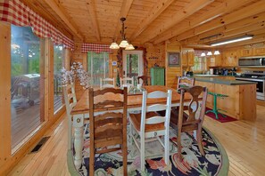 Dining - Million Dollar View Cabin Rental (Pigeon Forge)