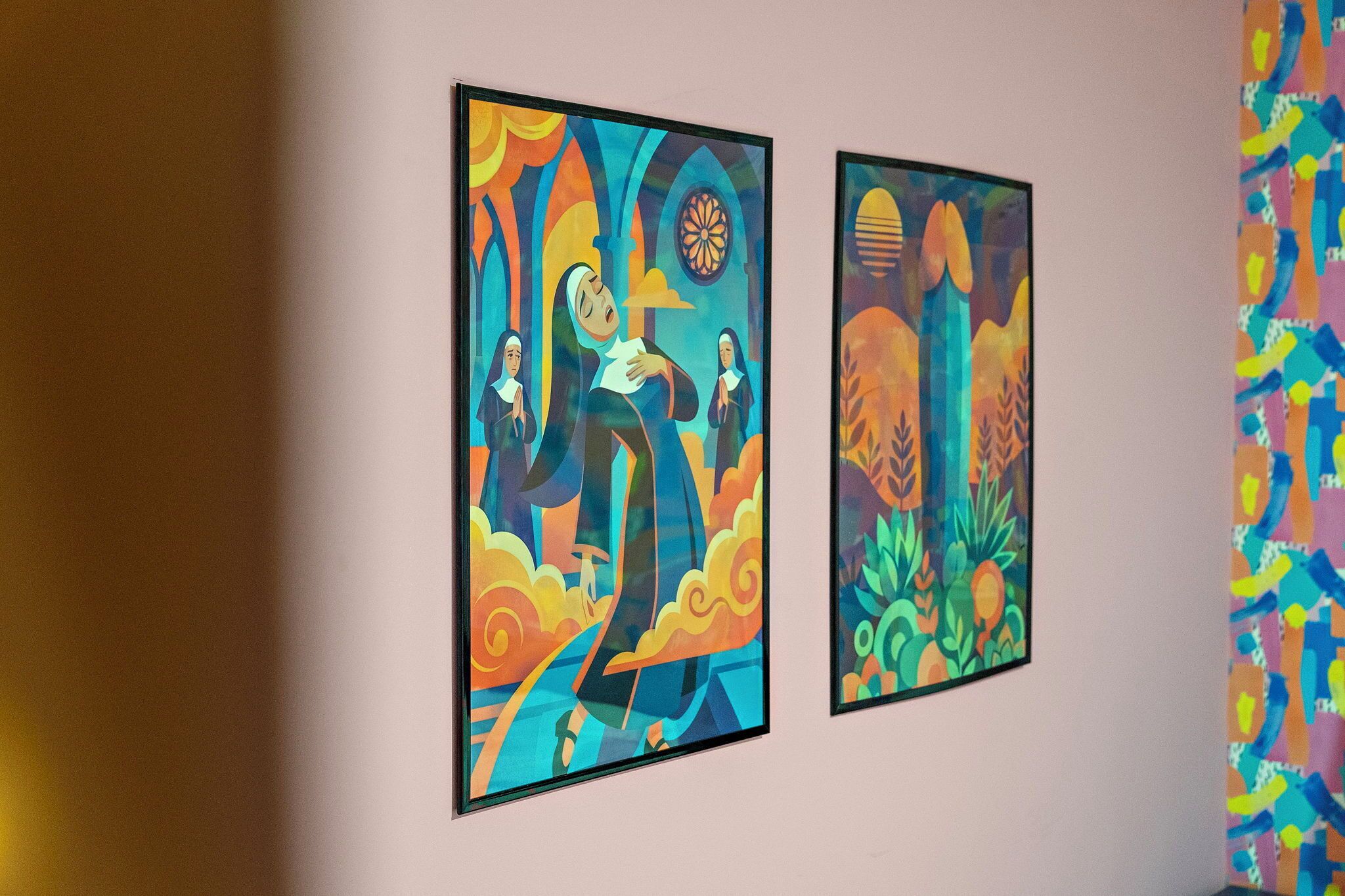 Dos obras de arte enmarcadas en una pared.