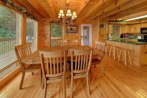Dining - The Parrots Nest Cabin Rental (Pigeon Forge)