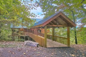 Exterior - The Parrots Nest Cabin Rental (Pigeon Forge)