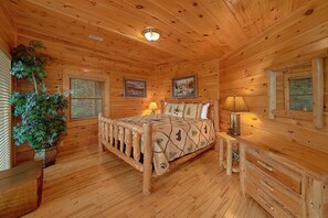 Room - The Parrots Nest Cabin Rental (Pigeon Forge)