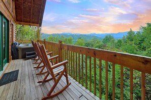 Outdoor spa tub - The Parrots Nest Cabin Rental (Pigeon Forge)