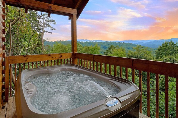 Outdoor spa tub - The Parrots Nest Cabin Rental (Pigeon Forge)