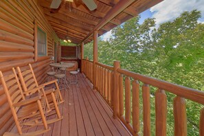 Outdoor dining - Valley Vista Cabin Rental (Sevierville)