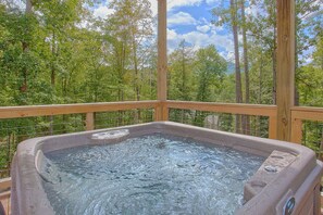 Outdoor spa tub - Big Bad John's Cabin Rental (Wears Valley)