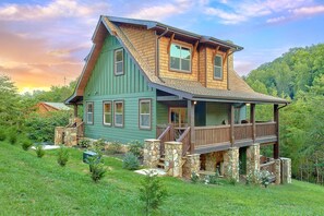 Exterior - Rainbow Valley Retreat Cabin Rental (Sevierville)