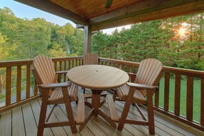 Outdoor dining - Rainbow Valley Retreat Cabin Rental (Sevierville)
