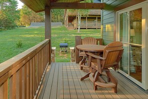 Outdoor dining - Rainbow Valley Retreat Cabin Rental (Sevierville)
