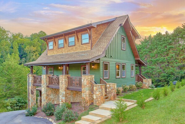 Exterior - Rainbow Valley Retreat Cabin Rental (Sevierville)