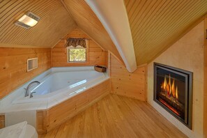 Bathroom - Northern View Lodge Cabin Rental (Sevierville)