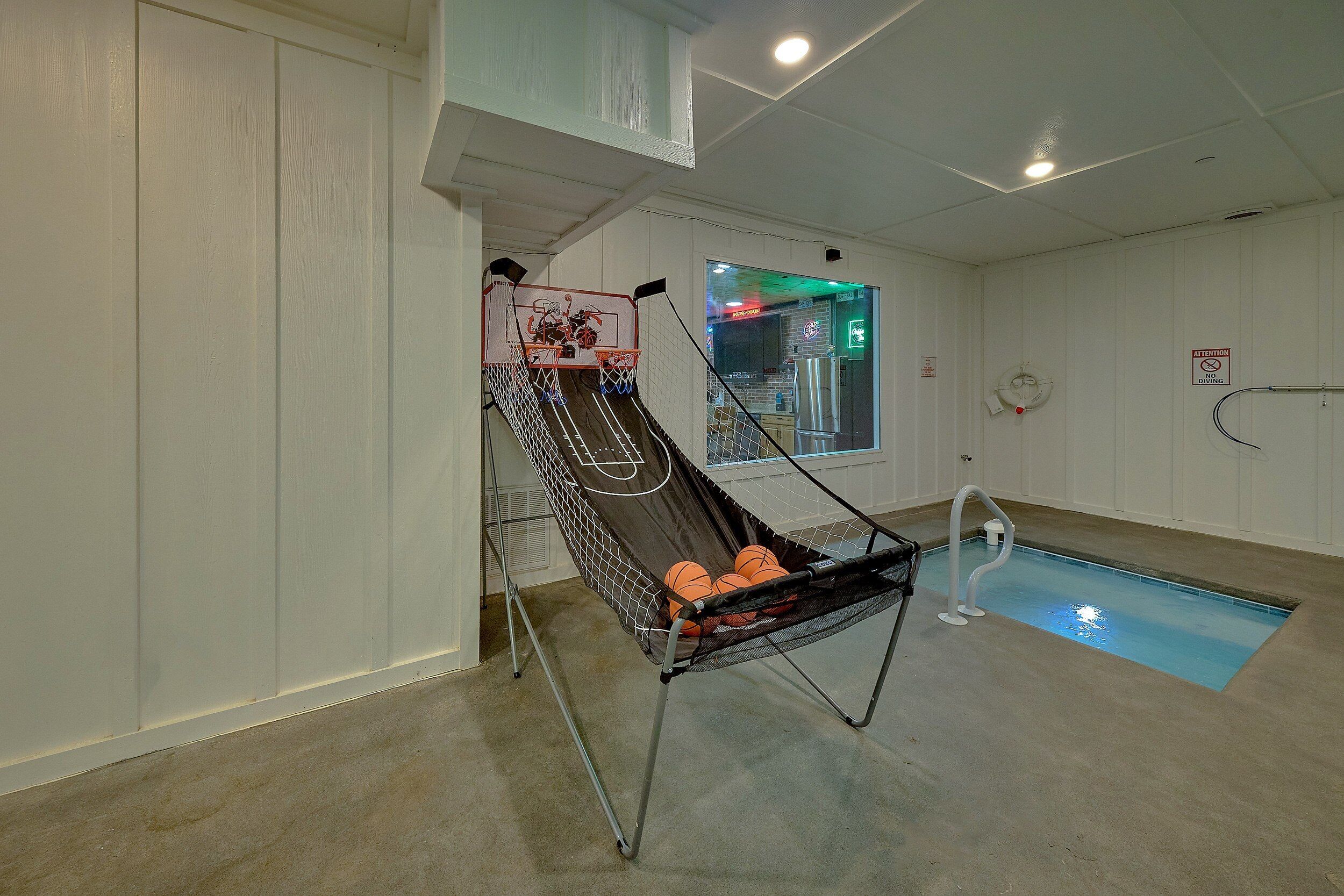 Uma quadra de basquete interna com uma piscina.