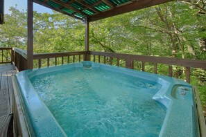 Outdoor spa tub - Above the Clouds Cabin Rental (Pigeon Forge)