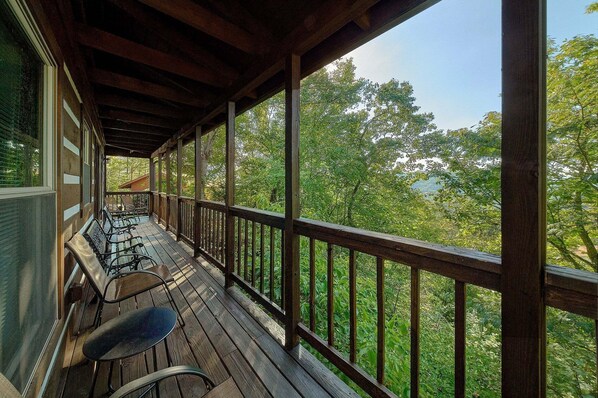 Property grounds - Above the Clouds Cabin Rental (Pigeon Forge)