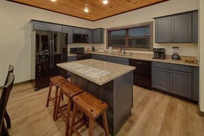 Private kitchen - Acorn Lodge Cabin Rental (Sevierville)