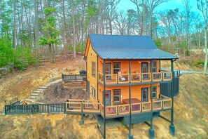 Exterior - Fiesta Hills Hideaway 2 Bedroom Cabin Rental (Sevierville)