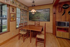 Dining - Aspen House Vacation Home (Gatlinburg)