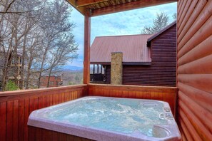 Outdoor spa tub - Autumn Ridge Cabin Rental (Sevierville)
