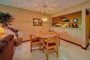 Dining - Our Mountain Home Condo Rental (Gatlinburg)