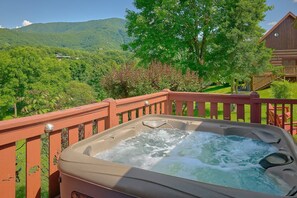 Outdoor spa tub - Palmer's Place Cabin Rental (Sevierville)