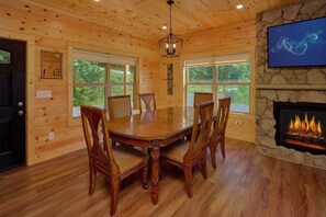 Dining - Mountain Harmony Cabin Rental (Gatlinburg)