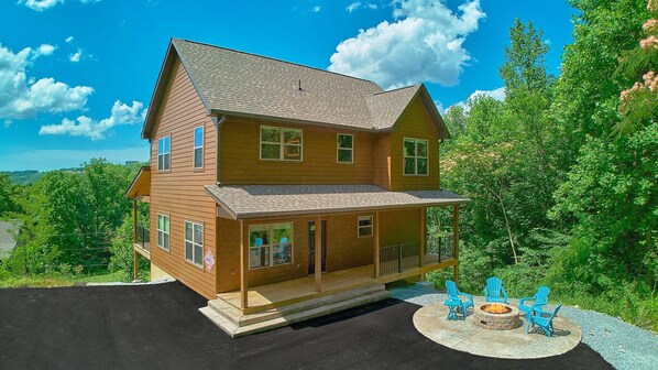 Exterior - Mountain Harmony Cabin Rental (Gatlinburg)