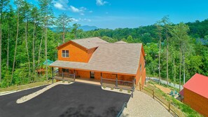 Exterior - An Eagle's View 6 Bedroom Cabin Rental (Pigeon Forge)
