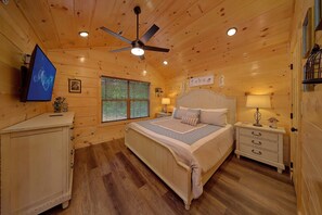 Room - An Eagle's View 6 Bedroom Cabin Rental (Pigeon Forge)