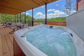 Outdoor spa tub - An Eagle's View 6 Bedroom Cabin Rental (Pigeon Forge)