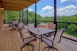 Outdoor dining - An Eagle's View 6 Bedroom Cabin Rental (Pigeon Forge)