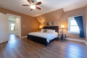 Room - Large Farmhouse (15 mins to beach) with lots of privacy and room to roam! (Central Huron)