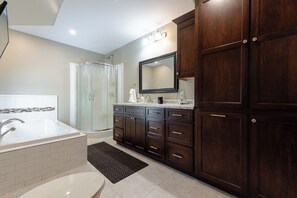 Bathroom - Large Farmhouse (15 mins to beach) with lots of privacy and room to roam! (Central Huron)