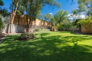 Outdoor dining - #3 Sage at Taos Lodging - 750 sq ft Hot Tub + A/C (Taos)