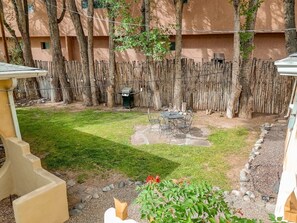 Outdoor dining - #3 Sage at Taos Lodging - 750 sq ft Hot Tub + A/C (Taos)