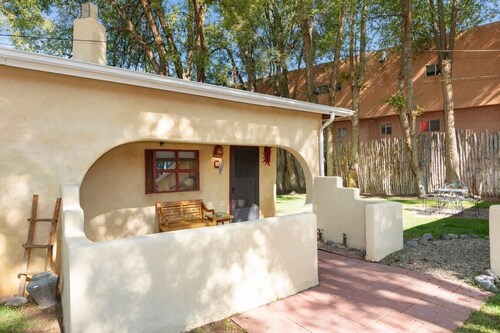 #2 Lavender @ Taos Lodging 750 sq ft Hot Tub + A/C