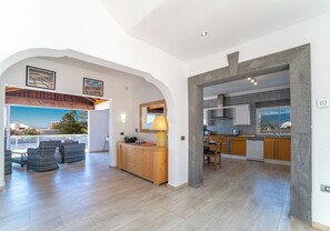 Ein großzügiger Wohnbereich mit Balkon, Essbereich und Küche mit modernen Geräten.