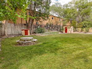 Outdoor dining - #4 Hollyhock@ Taos Lodging - 900 sqft Hot Tub A/C (Taos)