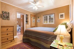 Room - #4 Hollyhock@ Taos Lodging - 900 sqft Hot Tub A/C (Taos)