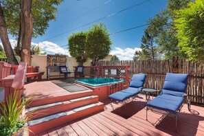Outdoor spa tub - #5 Sunflower @ TaosLodging - 750 sq ft Hot Tub+ AC (Taos)