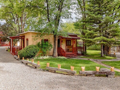 #5 Sunflower @ TaosLodging - 750 sq ft Hot Tub+ AC