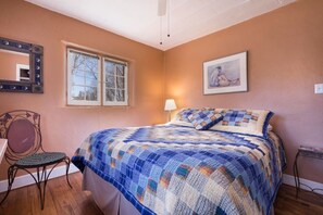 Room - #5 Sunflower @ TaosLodging - 750 sq ft Hot Tub+ AC (Taos)