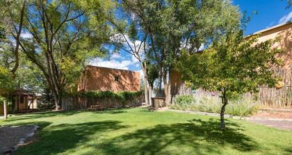 #5 Sunflower @ TaosLodging - 750 sq ft Hot Tub+ AC