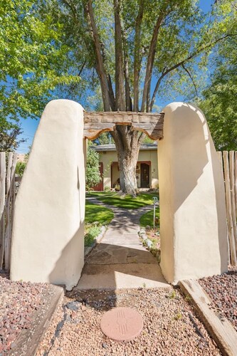 #8 Yucca at Taos Lodging - 750 sq ft w/ AC+Hot Tub