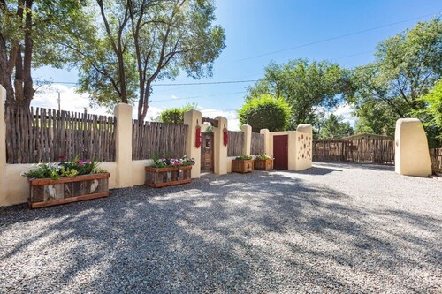 #8 Yucca at Taos Lodging - 750 sq ft w/ AC+Hot Tub