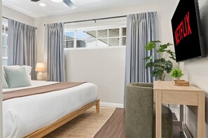 Room - Newport Beach & Bay Oasis 2 King Beds, Smart TVs, AC Bike Rentals & Beach Gear (Newport Beach)