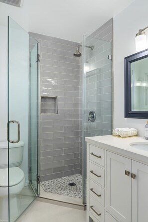 Bathroom - Newport Beach & Bay Oasis 2 King Beds, Smart TVs, AC Bike Rentals & Beach Gear (Newport Beach)