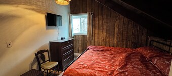 Treehouse Cabin Creek & Mountain Views