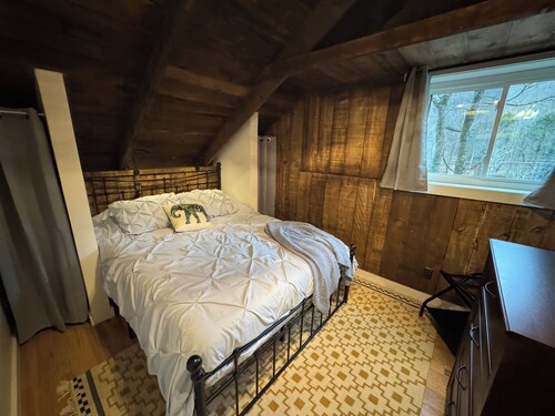Treehouse Cabin Creek & Mountain Views